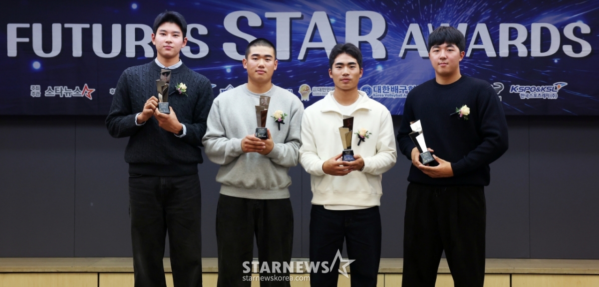 'Award winners pose for a commemorative photo at the '2025 Futures Star Awards' ceremony held at the Press Center in Jung-gu, Seoul, on the 24th. From left: Ha Hyun-seung (Busan High School, Grade 2), Eom Jun-sang (Deoksu High School, Grade 2), Oh Jae-won (Yusin High School, Grade 3, Hanwha), Kim Min-jun (Daegu High School, SSG). The '2025 Futures Star Awards' (hosted and organized by StarNews, with support from the Korean Sport & Olympic Committee, the National Sports Promotion Foundation, the Korea Baseball Softball Association, the Korea Basketball Association, the Korea Volleyball Association, Goldball Park, Crocodile Carrier, and Korea Sports Leisure Co., Ltd.) is an event held for its fourth year to select high school athletes who demonstrated the best performance throughout the year in each sport and to encourage promising players with outstanding potential by awarding younger high school students. /2025.11.24 /Photo=Reporter Kim Hwi-seon