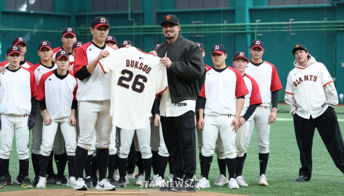 'The San Francisco Giants of Major League Baseball (MLB) held a baseball clinic on the 7th at LG Champions Park in Icheon, Gyeonggi Province, inviting about 60 players from Hwimun High School and Deoksu High School. After Adamus handed over a uniform to Eom Jun-sang of Deoksu High School, they posed for a commemorative photo. Attendees included Larry Baer, Chairman; Buster Posey, President; Tony Vitello, Coach; Lee Jung-hoo; Willie Adams; and Hwang Jae-kyun. /Photo=Chief correspondent Kim Jin-kyung