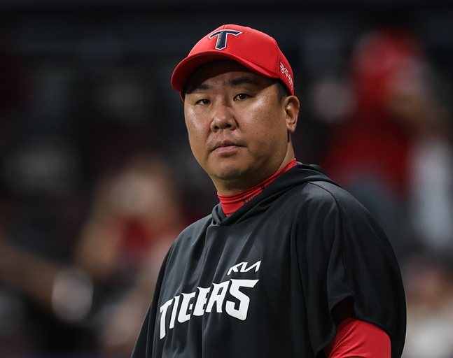 KIA manager Lee Beom-ho watches over his players. /Photo=KIA Tigers