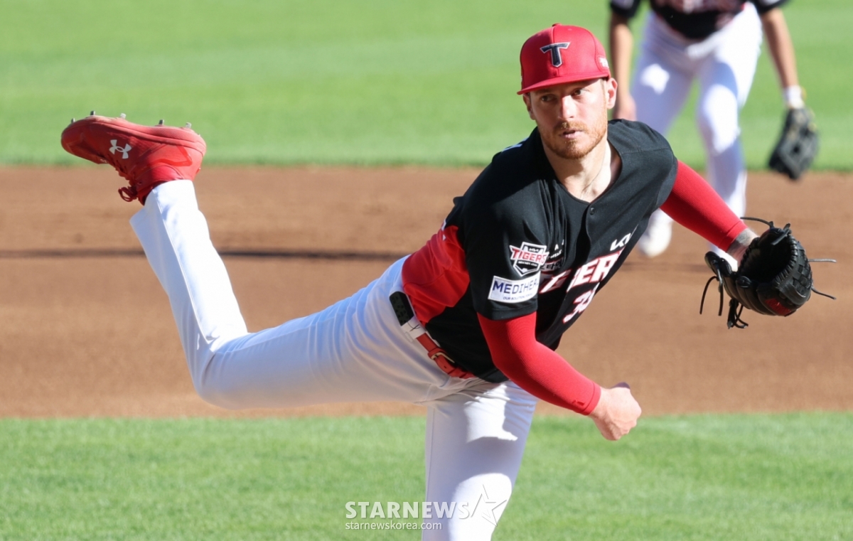 The 2026 Shinhan SOL Bank KBO League LG Twins vs. KIA Tigers game was held at Seoul's Jamsil Baseball Stadium on the 30th. KIA starter Olle is pitching hard. /Photo=Kim Jin-kyung kim.jinkyung@
