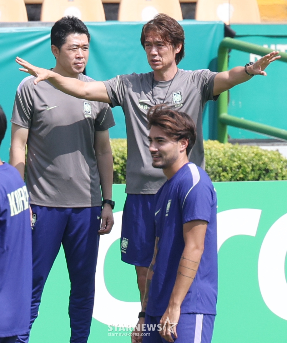  洪明甫（ホン·ミョンボ）監督が試合前日、練習中に両腕を広げている。 /写真=キム·ジンギョン待機者