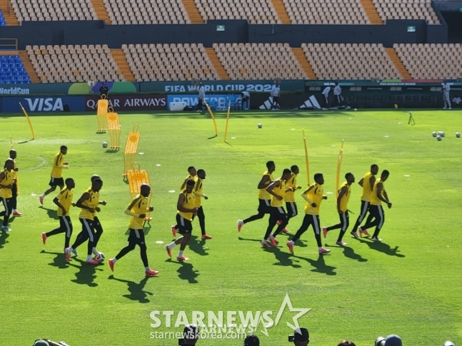 El seleccionador surcoreano Hong Myung-bo durante un entrenamiento un día antes del partido. /Foto=reportero Park Geon-do