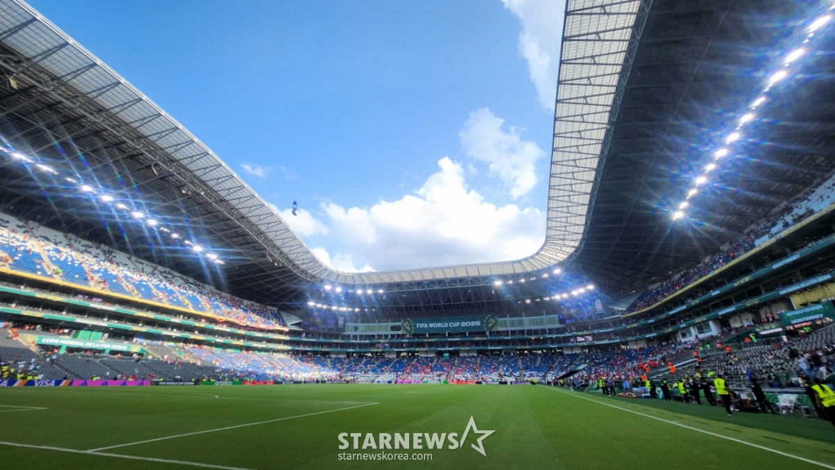 El partido de la tercera ronda de clasificación del Grupo A de la Copa Mundial de 2026 en Norteamérica y el Caribe entre Corea del Sur y Sudáfrica se disputó el día 25 (hora de Corea) en el Estadio BBVA de Monterrey, México. El estadio de Monterrey espera a los guerreros del Taegeuk. /Foto=Kim Jin-kyung, corresponsal jefe