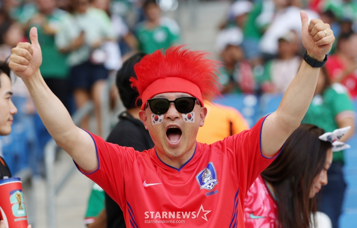 El partido de la tercera ronda de clasificación del Grupo A de la Copa Mundial de 2026 en Norteamérica y el Caribe entre Corea del Sur y Sudáfrica se disputó el día 25 (hora de Corea) en el Estadio BBVA de Monterrey, México. La afición de los Demones Rojos ofrece un animado apoyo. /foto=Kim Jin-kyung, corresponsal jefe kim.jinkyung@
