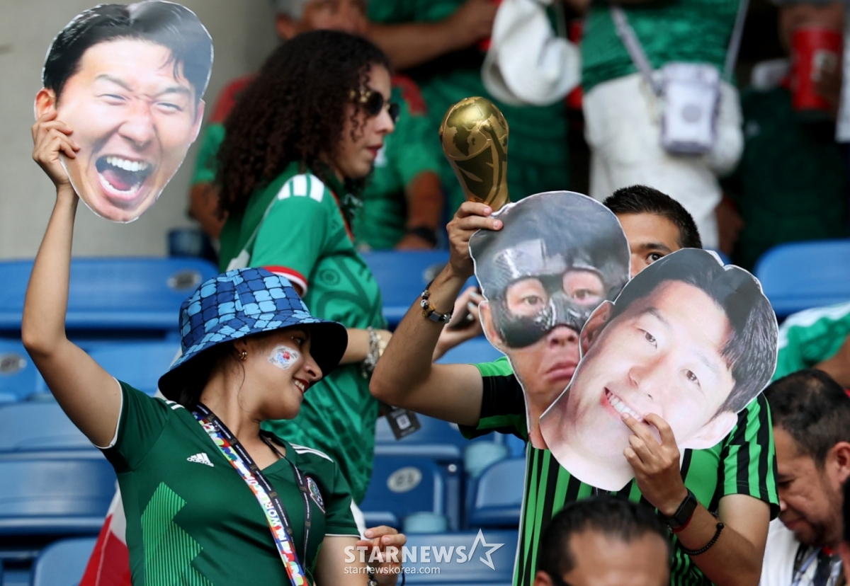 El partido de la tercera ronda de clasificación del Grupo A de la Copa Mundial de 2026 en Norteamérica y el Caribe entre Corea del Sur y Sudáfrica se disputó el día 25 (hora de Corea) en el Estadio BBVA de Monterrey, México. Una pareja de aficionados mexicanos futbolistas con gran pasión sostiene una máscara de Son Heung-min mientras ofrece un animado apoyo. /Foto=Kim Jin-kyung, corresponsal jefe