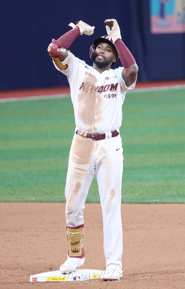 El jardinero Loni Dason (31), que jugó en la Liga KBO Kiwoom Heroes desde la temporada 2023 hasta la 2024, se dirige al escenario de la Liga de Béisbol Profesional de Taiwán (CPBL). En lugar de un recall a las Grandes Ligas (MLB) o un regreso al escenario coreano, eligió la liga de Taiwán.