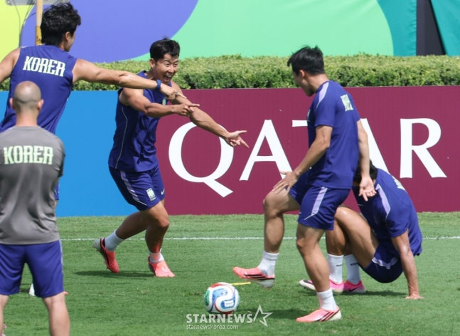 The South Korean national football team participating in the 2026 CONCACAF World Cup conducted training at the University Stadium in Monterrey, Mexico, on the 23rd, one day before the match against South Africa. Players, including Son Heung-min, were seen in good spirits during passing drills. /Photo=Chief correspondent Kim Jin-kyung.