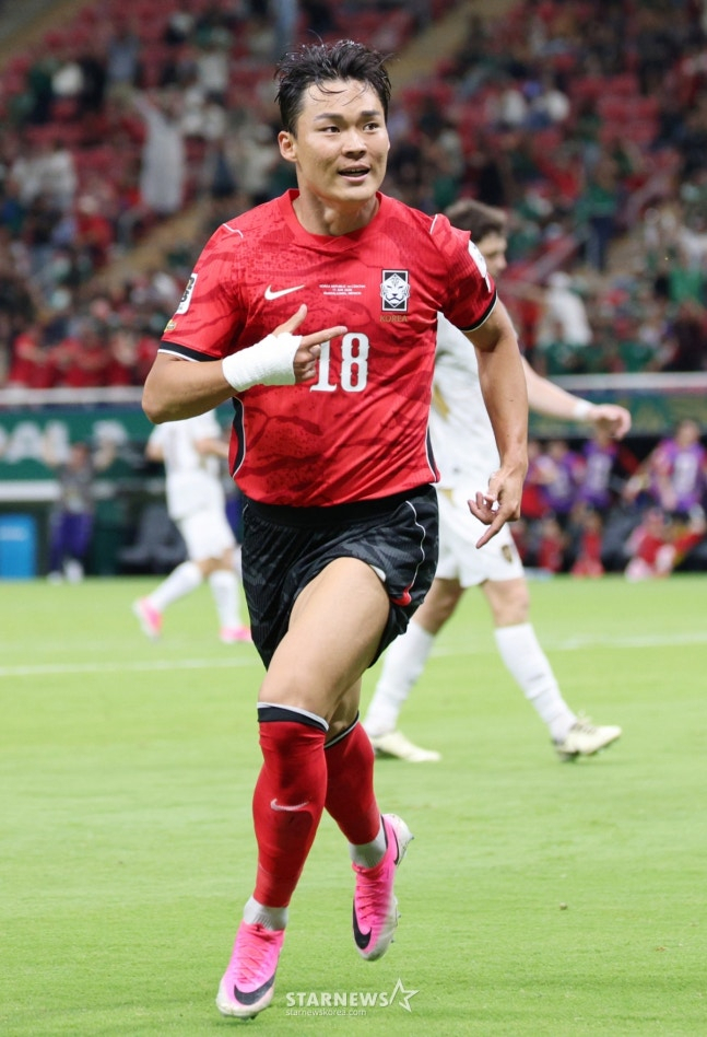 The 2026 CONCACAF World Cup Group A qualifier between South Korea and Czech Republic was held on the 12th (Korea time) at Estadio Akron in Guadalajara, Mexico. Oh Hyeon-gyu is seen celebrating after scoring the winning goal. /Photo=Chief correspondent Kim Jin-kyung.