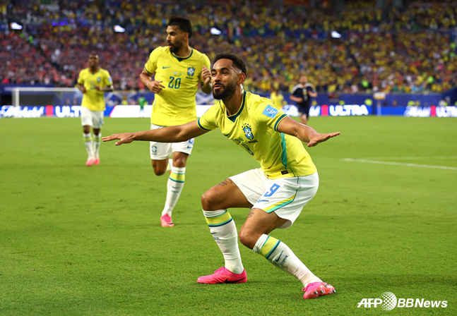 Brazilian striker Mateus Cunha (right) celebrates after scoring a decisive goal. /AFPBBNews=NEWS1
