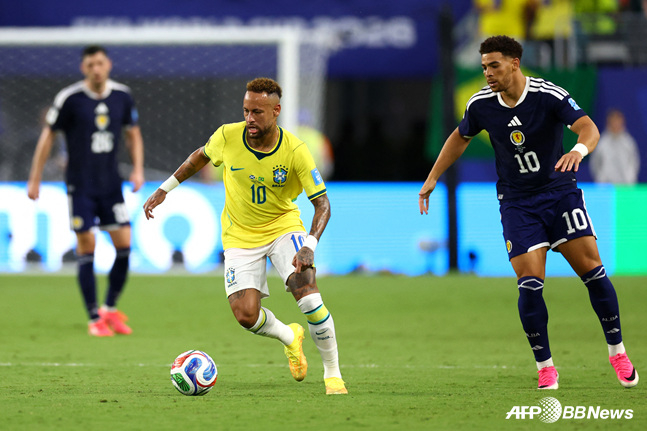 Neymar (left) focuses on the match. /AFPBBNews=NEWS1