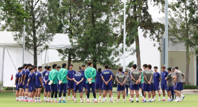 The South Korean national football team conducted training at Chivas Verde Valle in Guadalajara, Mexico, on the 17th, one day before the 2026 North, Central America and Caribbean Cup Group A qualifier against Mexico. Coach Hong Myung-bo is giving instructions to the players. /Photo=Chief correspondent Kim Jin-kyung.