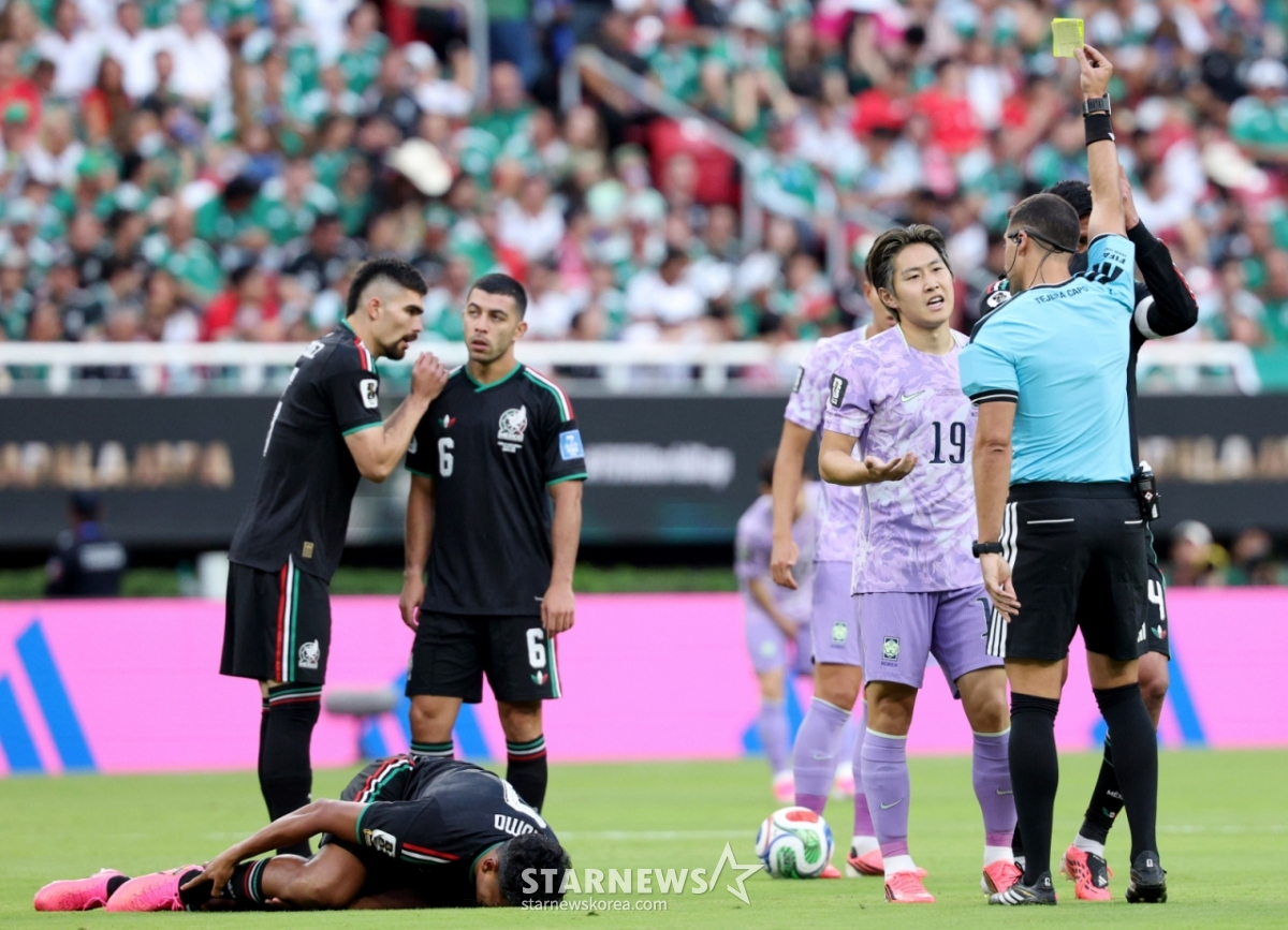 El partido de la fase de clasificación del Grupo A de la Copa Mundial de la Concacaf 2026 entre Corea del Sur y México se disputó el día 19 (hora de Corea) en el Estadio Akron de Guadalajara, México. En los primeros minutos del encuentro, Lee Kang-in recibió una tarjeta amarilla por cometer una falta sobre Luis Romo. /Foto=corresponsal jefe Kim Jin-kyung