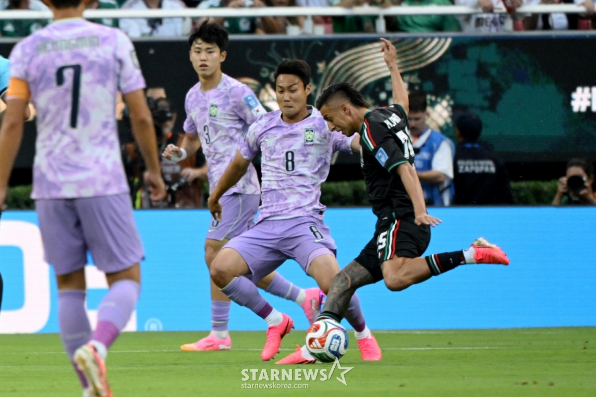 El partido de clasificación para la Copa Mundial de 2026 de la CONCACAF, correspondiente al Grupo A, entre Corea del Sur y México, se disputó el día 19 (hora de Corea) en el Estadio Akron de Guadalajara, México. Baek Seung-ho detiene un disparo de Alvarado de México. /Foto=corresponsal jefe Kim Jin-kyung kim.jinkyung@