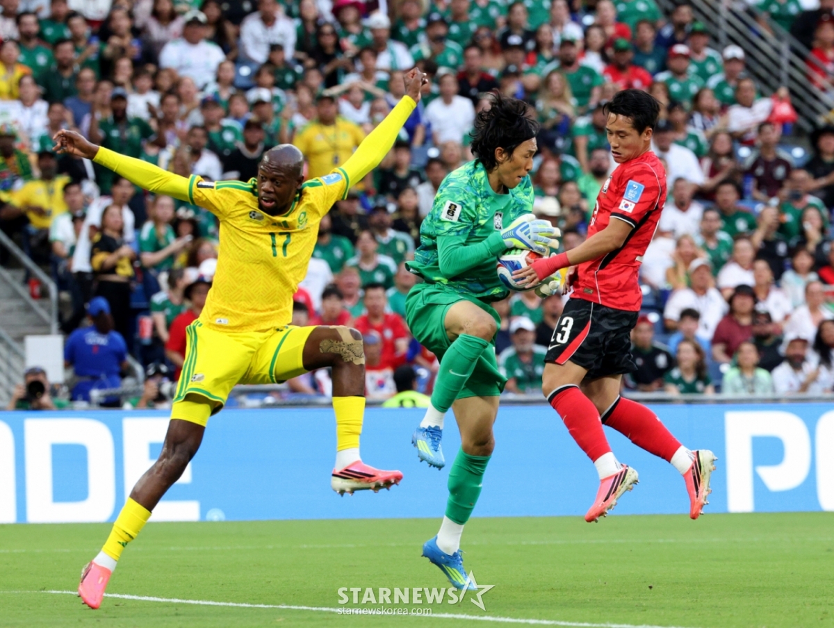 El partido de la tercera ronda de clasificación de la Copa Mundial de la FIFA 2026, Grupo A, entre Corea del Sur y Sudáfrica, se disputó el día 25 (hora de Corea) en el Estadio BBVA de Monterrey, México. Kim Seung-gyu se apodera del balón antes de que el primer tiempo concluya. 2026.06.24. /foto=corresponsal jefe Kim Jin-kyung
