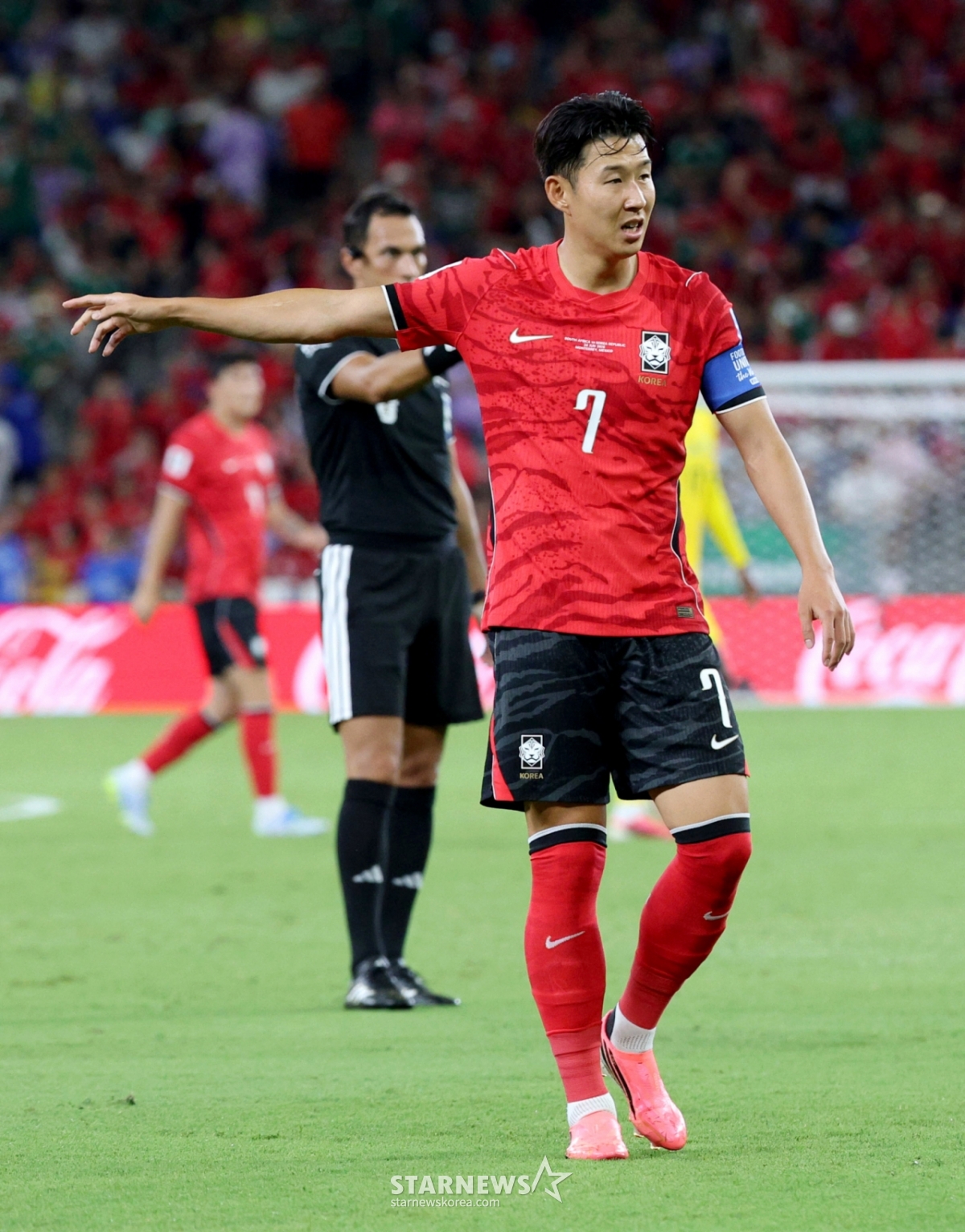 El partido de la tercera ronda de clasificación de la Copa Mundial de la FIFA 2026 en la Zona de América del Norte, Central y Caribe (CONCACAF), Grupo A, entre Corea del Sur y Sudáfrica, se disputó el día 25 (hora de Corea) en el Estadio BBVA de Monterrey, México. Son Heung-min, que entró como suplente en el segundo tiempo. 2026.06.24. El partido de la tercera ronda de clasificación de la Copa Mundial de la FIFA 2026 en la Zona de América del Norte, Central y Caribe (CONCACAF), Grupo A, entre Corea del Sur y Sudáfrica, se disputó el día 25 (hora de Corea) en el Estadio BBVA de Monterrey, México. Son Heung-min, que entró como suplente en el segundo tiempo. 2026.06.24. /Foto=corresponsal jefe Kim Jin-kyung kim.jinkyung@