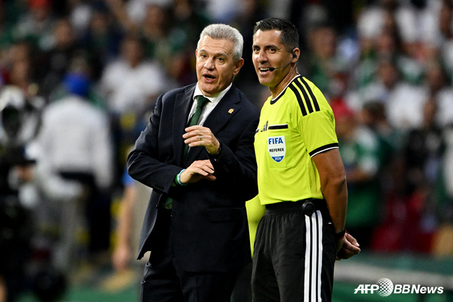 El entrenador de México, Javier Aguirre (izquierda). /AFPBBNews=NEWS1