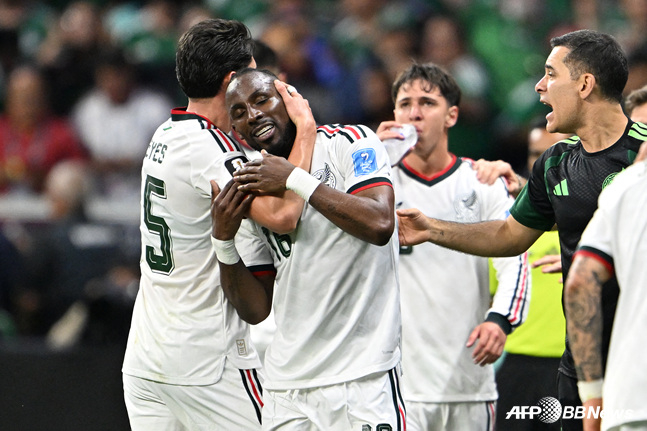 Los jugadores mexicanos celebran. /AFPBBNews=NEWS1