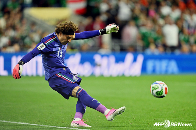 Guillermo Ochoa se concentra en el partido. /AFPBBNews=NEWS1