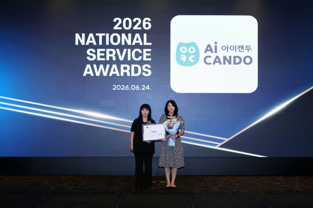 Lee Yun-hee, CEO of Kyowon Education/Platform Co., Ltd., poses for a commemorative photo at the '2026 National Service Awards' ceremony held at El Tower in Seocho-gu, Seoul.