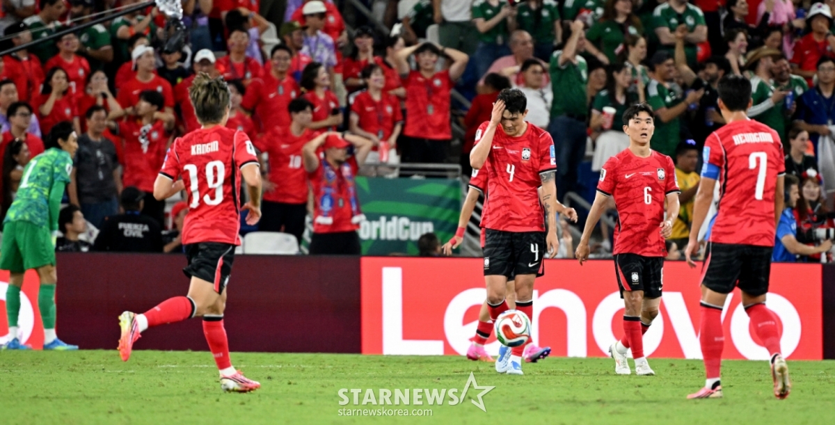 2026年北中米ワールドカップ（W杯）A組3次予選の韓国対南アフリカ共和国戦が25日（韓国時間）、メキシコ·モンテレイのエスタディオBBVAで行われた。後半戦、南アフリカ共和国のマセコが先制ゴールを決めた。  残念がる金昇圭（キム·スンギュ）と太極（テグク）戦士たち。 2026.06.24./写真=キム·ジンギョン kim.jinkyung@