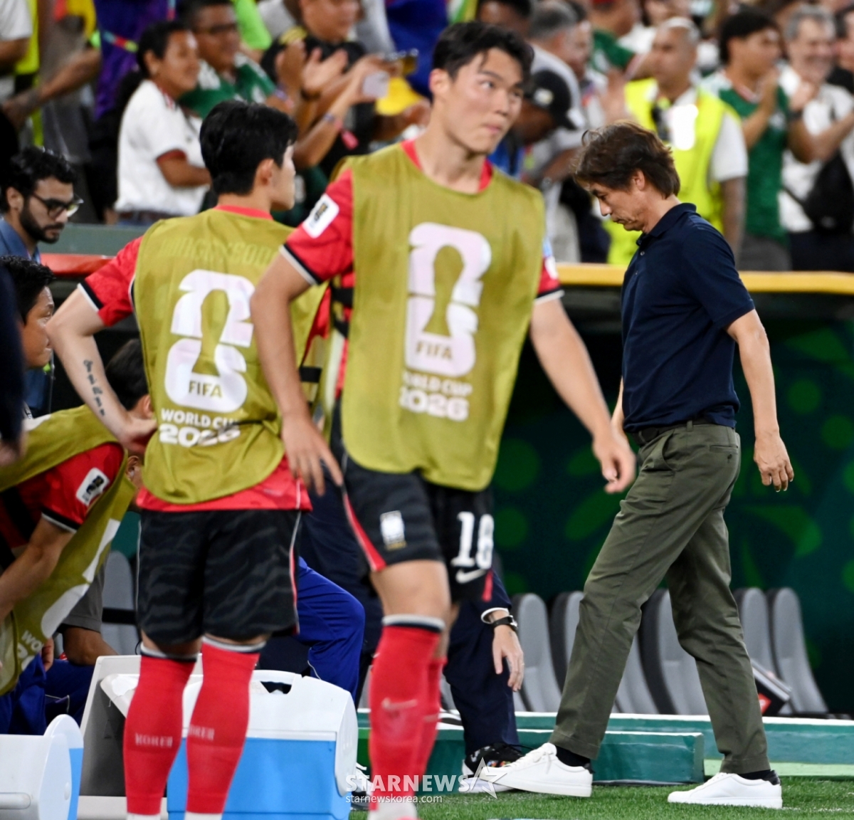 25日(韩国时间)，在墨西哥蒙特雷BBVA体育场举行了2026北中美世界杯A组第3轮预选赛大韩民国队对南非队的比赛。下半场先失一球，以0比1负于南非队，排名小组第三的国家队主教练洪明甫正在离开球场。  =图为，金镇京和kim.jinkyung。