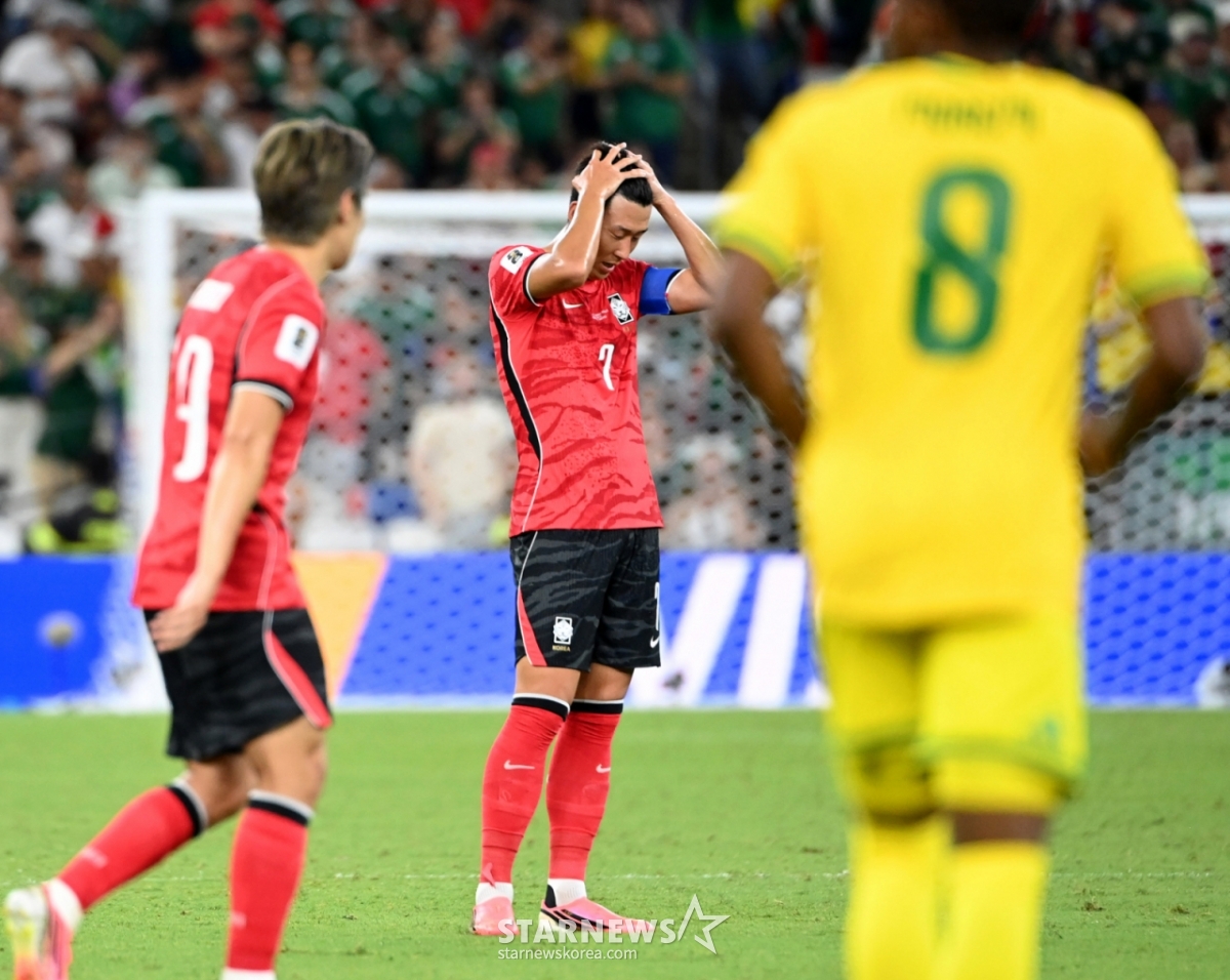 2026年北中米ワールドカップ（W杯）A組3次予選の韓国対南アフリカ共和国戦が25日（韓国時間）、メキシコ·モンテレイのエスタディオBBVAで行われた。後半戦、南アフリカ共和国のマセコが先制ゴールを決めた。  残念がる金昇圭（キム·スンギュ）と太極（テグク）戦士たち。 2026.06.24./写真=キム·ジンギョン kim.jinkyung@