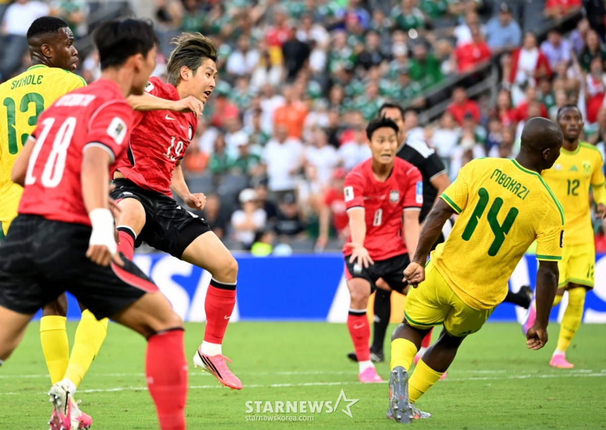 2026年北中米ワールドカップ（W杯）A組3次予選の韓国対南アフリカ共和国戦が25日（韓国時間）、メキシコ·モンテレイのエスタディオBBVAで行われた。李カンインが前半序盤、シュートが守備に当たってアウトになったと主審に主張している。   太極戦士の攻撃の核として前半戦縦横無尽に活躍する李カンインの姿だ。 2026.06.24./写真=キム·ジンギョン kim.jinkyung@