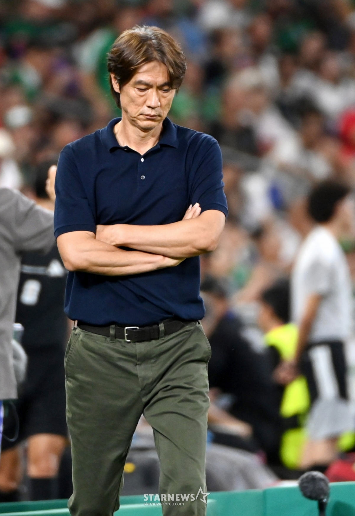 2026年北中米ワールドカップ（W杯）A組3次予選の韓国対南アフリカ共和国戦が25日（韓国時間）、メキシコ·モンテレイのエスタディオBBVAで行われた。洪明甫（ホン·ミョンボ）監督を孫興民（ソン·フンミン）を後半戦に交替出場させた後、グラウンドを見つめている。 2026.06.24./写真=キム·ジンギョン kim.jinkyung@