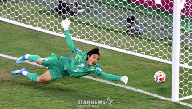 2026年北中米ワールドカップ（W杯）A組3次予選の韓国対南アフリカ共和国戦が25日（韓国時間）、メキシコ·モンテレイのエスタディオBBVAで行われた。後半戦、金昇圭（キム·スンギュ）がダイビングをしてみるが、南ア共のゴールを阻止できずにいる。  /写真=キム·ジンギョン待機者