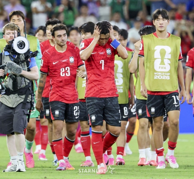 The 2026 FIFA World Cup North, Central America and Caribbean (CONCACAF) qualifiers Group A match between South Korea and South Africa was held on the 25th (Korea time) at Estadio BBVA in Monterrey, Mexico. After conceding the first goal in the second half, the national team lost 0-1 to South Africa and finished third in the group. Players including Son Heung-min and Jens, among others, ended the match with expressions of regret. /Photo=Chief correspondent Kim Jin-kyung