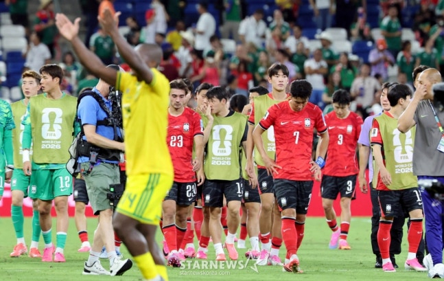 The 2026 FIFA World Cup North, Central America and Caribbean qualifiers Group A match between South Korea and South Africa was held on the 25th (Korea time) at Estadio BBVA in Monterrey, Mexico. After conceding the first goal in the second half, the national team lost 0-1 to South Africa and finished third in the group. Players including Son Heung-min and Jens, among others, ended the match with expressions of regret. /Photo=Chief correspondent Kim Jin-kyung