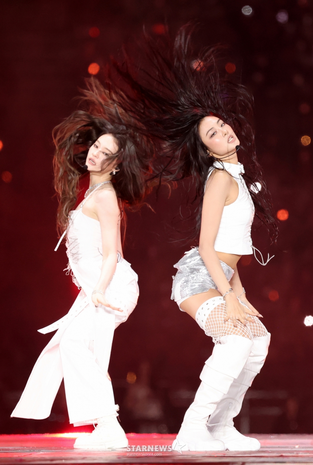 Группа Miao Ella и Ga-won представляют замечательный этап на «10th Anniversary Asian Artist Awards 2025» (10th Anniversary Asian Artist Awards 2025, «10th Anniversary AAA 2025», организованной Star News на Национальном стадионе Гаохён 6-го числа. /Фото = Ким Хви Сон