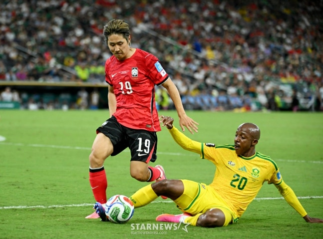 Lee Kang-in (left) is seen competing for the ball. /Photo=Chief correspondent Kim Jin-kyung