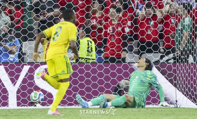 Goalkeeper Kim Seung-gyu (right) concedes a goal. /Photo=Chief correspondent Kim Jin-kyung