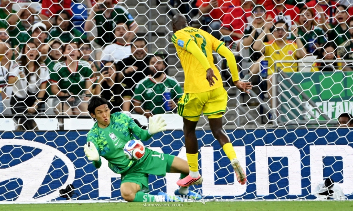 The 2026 FIFA World Cup CONCACAF Qualifiers Group A third-round match between South Korea and South Africa was held on the 25th (Korea time) at Estadio BBVA in Monterrey, Mexico. Goalkeeper Kim Seung-gyu made a strong performance in the first half, repelling South African attacks. 2026.06.24. The 2026 FIFA World Cup CONCACAF Qualifiers Group A third-round match between South Korea and South Africa was held on the 25th (Korea time) at Estadio BBVA in Monterrey, Mexico. Kim Seung-gyu blocked Ocon's shot. 2026.06.24. /Photo=Chief correspondent Kim Jin-kyung kim.jinkyung@