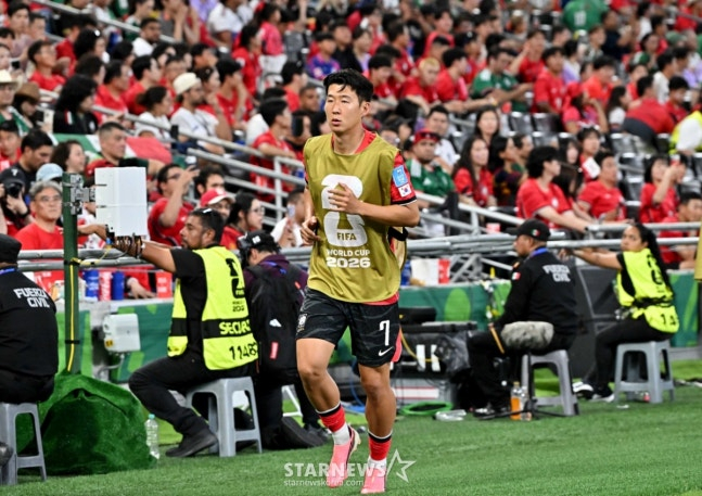 Son Heung-min se calienta para entrar en el segundo tiempo. /foto=corresponsal jefe Kim Jin-kyung.