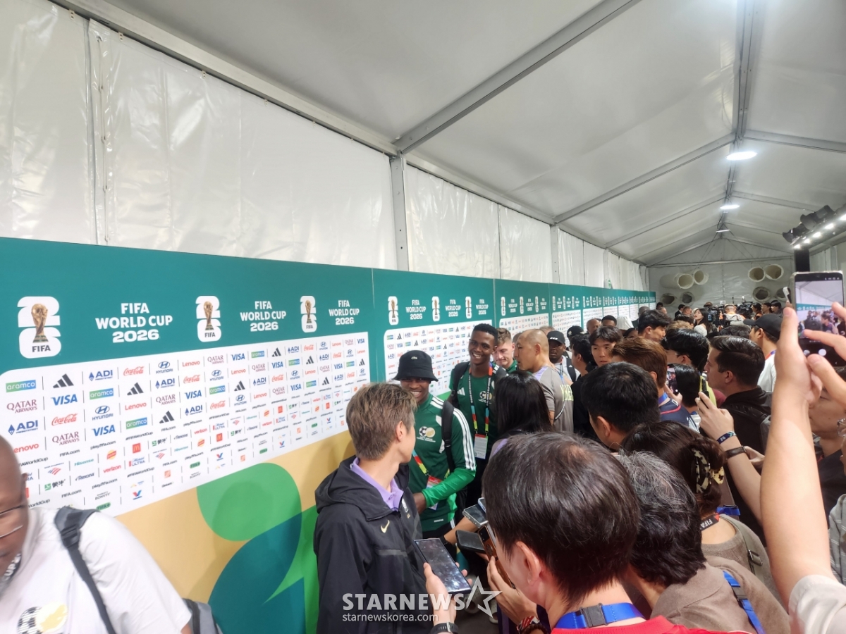 Jugadores sudafricanos que cruzan la zona mixta con expresiones radiantes. Hwang In-beom (en el centro de la foto) los observa. /Foto=reportero Park Geon-do