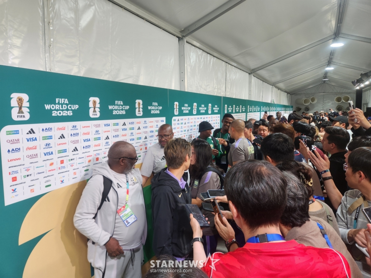 Después del partido, la delegación de jugadores de Sudáfrica pasó cantando por la zona mixta. Funcionarios de la FIFA y de la selección de Corea que intentaron detenerlos. /foto=reportero Park Geon-do