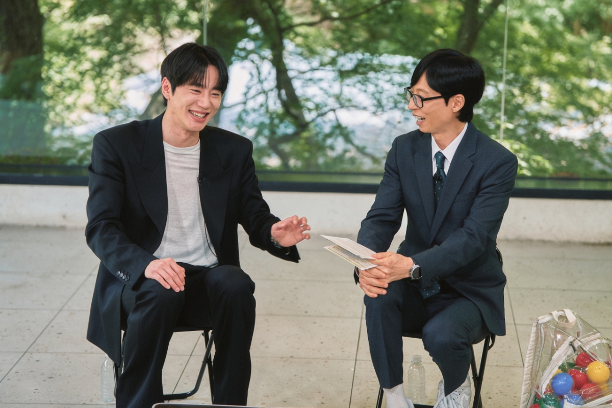 De izquierda a derecha: Lee Jun-young, Yoo Jae-suk /foto=tvN 'You Quiz on the Block'