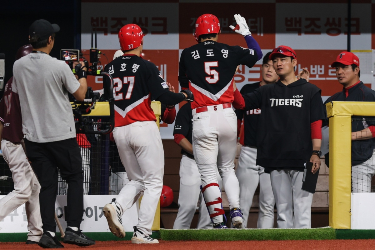 KIA Tigers Kim Do-young (jersey number 5) is seen sharing his joy with the coaching staff in the dugout after hitting a two-run home run in the seventh inning against Kiwoom on the 25th. /Photo=KIA Tigers