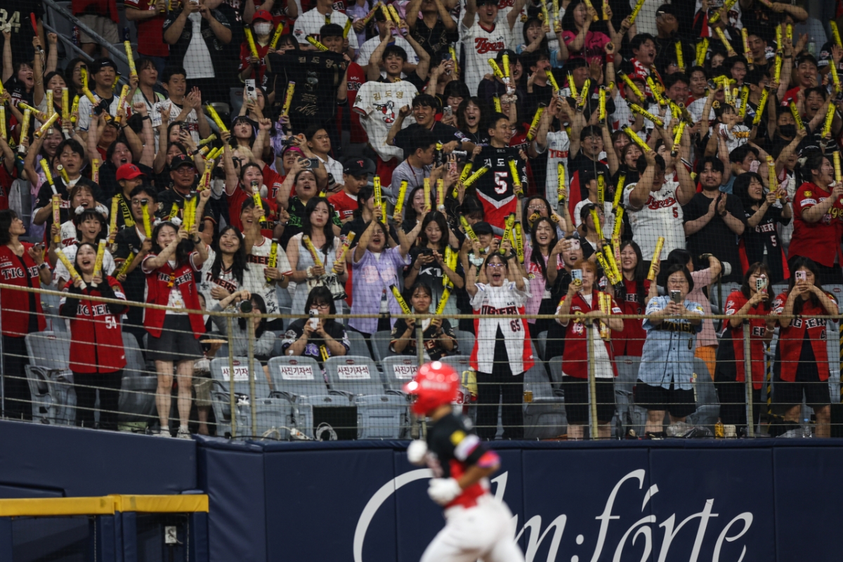 KIA Tigers Kim Do-young (jersey number 5) is seen running around the field after hitting a two-run home run in the seventh inning against Kiwoom on the 25th. /Photo=KIA Tigers