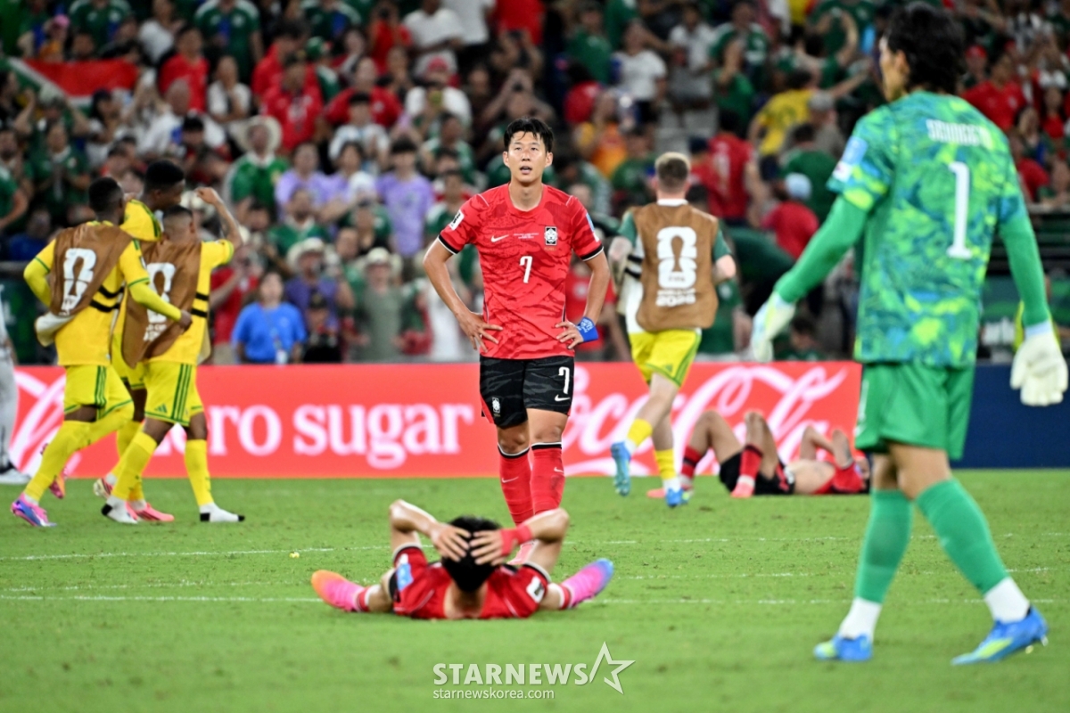 The 2026 North, Central America and Caribbean World Cup Group A third qualifying match between South Korea and South Africa was held on the 25th (Korea time) at Estadio BBVA in Monterrey, Mexico. The national team, which conceded the first goal in the second half and lost 0-1 to South Africa, finishing third in the group, left the Taeguk Warriors with deep regret. 2026.06.24. /Photo=Kim Jin-kyung kim.jinkyung@