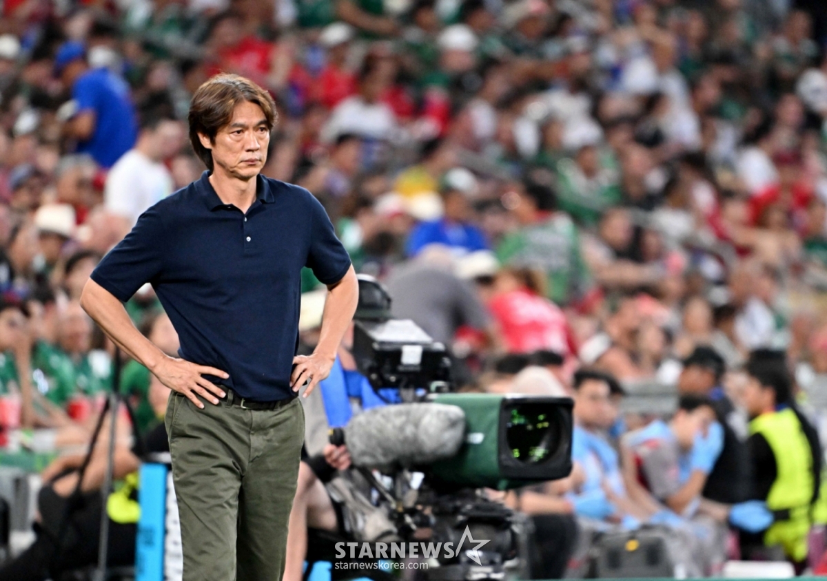 The 2026 North, Central America and Caribbean World Cup Group A third qualifying match between South Korea and South Africa was held on the 25th (Korea time) at Estadio BBVA in Monterrey, Mexico. Coach Hong Myung-bo watches the field after substituting Son Heung-min in the second half. 2026.06.24. /Photo=Kim Jin-kyung kim.jinkyung@