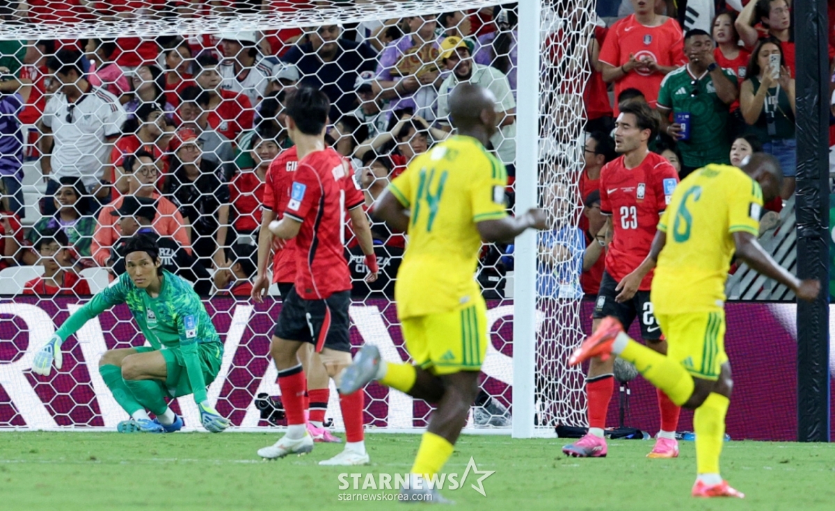 Vòng loại thứ 3 bảng A World Cup Bắc Trung Mỹ 2026 trận đấu giữa Hàn Quốc và Nam Phi đã được tổ chức tại sân vận động BBVA Monterey, Mexico vào ngày 25 (giờ Hàn Quốc).Ở hiệp hai, Maseko của Nam Phi đã mở tỷ số.  Kim Seung-gyu và các chiến binh Thái Cực đang tiếc nuối. 2026.06.24 /Ảnh = Kim Jin Kyung Kim.Jin Kyung@