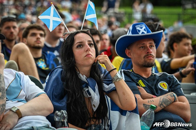 Người hâm mộ bóng đá Scotland tiếc nuối vì thất bại trước Brazil. /AFPBBNews = Tin tức 1
