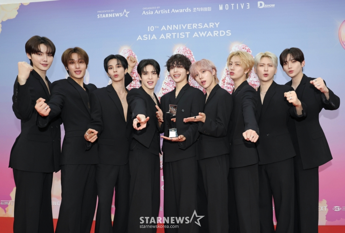 Nhóm nhạc CRAVITY đang tạo dáng sau khi nhận được giải thưởng AAA iKON tại lễ trao giải Asia Artist Awards 2025, 10th Anniversary Asia Artist Awards 2025, được tổ chức tại Sân vận động Quốc gia Cao Hùng vào ngày 6/5.   Lễ trao giải nghệ sĩ châu Á 2025 và lễ trao giải AAA 2025 sẽ được tổ chức tại Sân vận động Quốc gia Cao Hùng từ ngày 6 đến ngày 7 tháng 12 năm 2025.  /2025.12.06 /Ảnh = Photoguy@ Lee Dong Hoon