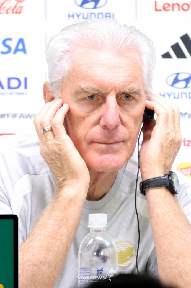 Hugo Broos, entrenador de Sudáfrica, escucha las preguntas de los periodistas durante una rueda de prensa tras la victoria ante Corea en el estadio Monterrey de Guadalupe, México, en el último partido de la fase de grupos del Grupo A de la Copa Mundial de la FIFA 2026 en América del Norte. /foto=corresponsal jefe Kim Jin-kyung