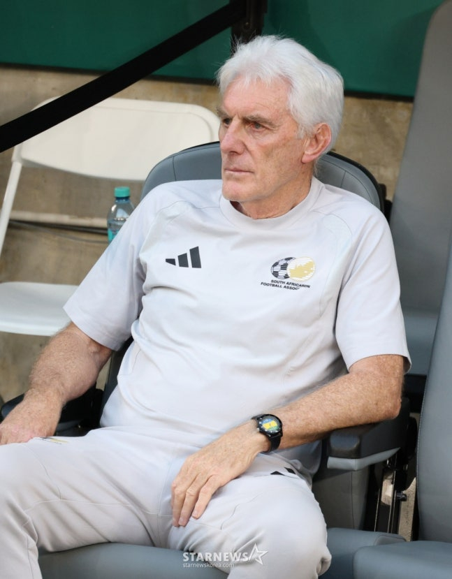 El entrenador Hugo Broos observa el partido. /Foto=corresponsal jefe Kim Jin-kyung