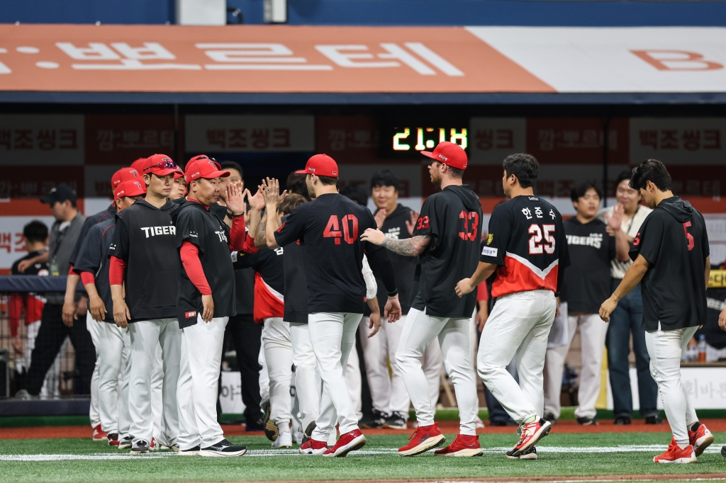 Команда KIA Tigers радуется победе над Гочеком Кивумом Героями 25-го числа. /Фото = Предоставлено KIA Tigers
