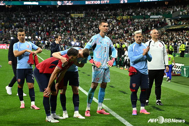 Jugadores de la selección de Checoslovaquia expresan su pesar por la eliminación en la fase de grupos de la Copa Mundial. /Foto=AFPBBNews=NEWS1